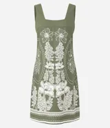 Vestido corto sin mangas color verde con estampado floral blanco, escote cuadrado y breteles anchos.