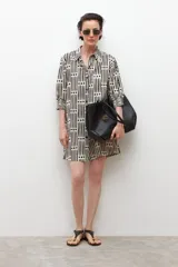 Vestido camisero corto con estampado geométrico en blanco y negro, de corte recto y manga 3/4.