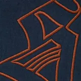 Campera con capucha Supreme, color azul marino, con cierre frontal y bolsillos tipo canguro. Capucha forrada en piel sintética color beige.