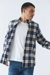 Camisa de viyela roja y azul marino a cuadros, corte slim, con logo bordado, bolsillos con botón y manga larga.