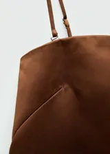 Vestido corto marrón sin tirantes con detalle drapeado y falda recta. Incluye guantes de tul marrón.