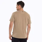 Remera color tostado de manga corta, cuello redondo y bolsillo en el pecho.