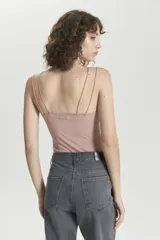 Top color marrón de malla de elastano ajustado al cuerpo, sin mangas, con recortes verticales en el frente y detalle de breteles de elástico.