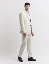 Pantalón de vestir color beige confeccionado en lino.