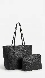 Cartera tote negra de cuero sintético con textura granulada. Incluye un sobre interno con cierre.