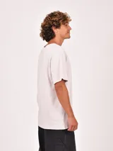 Remera de manga corta color verde oliva, con cuello redondo y un bolsillo frontal en el pecho.