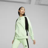 Buzo hoodie Puma Classics Block, color verde claro con bloques negros en los hombros y mangas. Tiene capucha con cordones ajustables, bolsillo tipo canguro y logo de Puma bordado en el pecho.