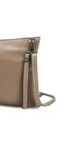 Bolso de mano color borgoña con paneles diagonales en color crema.