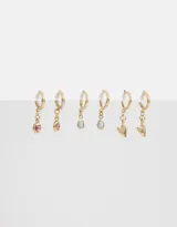 Set de tres pares de aros argolla dorados con dijes colgantes: corazón rosa, óvalo celeste y corazón liso.
