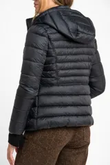 Campera acolchada negra con costuras horizontales, forro y capucha en color marrón claro. Cierre frontal y puños de tejido acanalado.