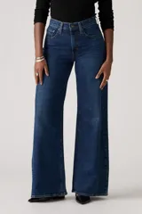 Pantalón de jean de tiro alto, corte wide leg y color azul oscuro.