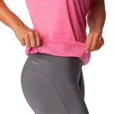 Remera deportiva Columbia color gris con estampado de líneas horizontales y logo de la marca en el pecho.