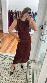Vestido midi de tejido de punto con lurex color borgoña, corte recto, sin mangas y con tajos laterales.