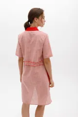 Vestido camisero a rayas con cuello y cartera en tono lima claro, volados frontales y laterales. De calce relajado y mangas cortas. Fabricado en Uruguay.