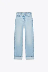 Pantalón de jean celeste de tiro alto, corte recto y largo hasta el tobillo con dobladillo. Presenta cinco bolsillos y cierre frontal cruzado con cremallera y botón.