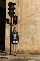 Buzo negro de corte oversized con interior cepillado suave, cuello redondo y mangas largas. Presenta un estampado frontal con el texto "J'AIME 73 PARIS" en color blanco.