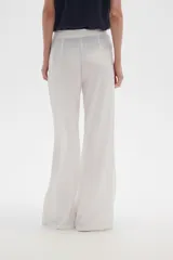 Pantalón blanco de rayon, corte ancho y tiro medio, con lazo ajustable en la cintura.