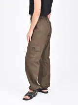 Pantalón cargo de mujer color verde militar, tiro alto, con bolsillos laterales y puños ajustables con cordón.