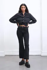 Pantalón de jean azul oscuro con corte acampanado y tajo en los laterales.