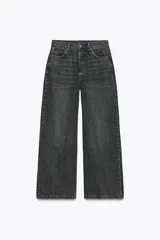 Pantalón de jean negro con efecto lavado, corte wide leg y tiro alto.