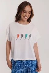 Remera blanca de corte cropped con estampado gráfico de rayos de colores.