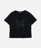 Remera negra de algodón con cuello redondo, mangas cortas y bordado de mariposa con aplicación de strass.