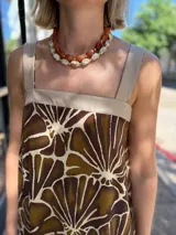 Vestido largo estampado en tonos marrones y beige, con escote cuadrado y tirantes anchos en ecocuero beige.