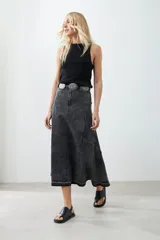 Maxi falda de jean gris oscuro con diseño de paneles y cinturón con hebillas plateadas.