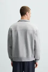 Sudadera azul marino de cuello alto con cierre frontal de cremallera, corte relaxed fit, manga larga y terminaciones en rib.