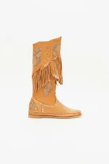 Bota alta color cuero con flecos, apliques de cuero con estampado reptil, tachas plateadas y costuras a la vista.
