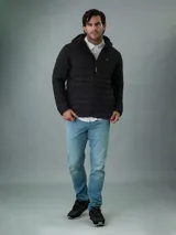 Campera acolchada negra con capucha, cierre frontal con cremallera y bolsillos laterales con cremallera. Logo de Calvin Klein en el pecho.