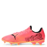 Championes de fútbol Puma modelo Future 7 Play para hombre. Presentan una capellada sintética blanca con el logo de la marca en negro, diseño ergonómico con cordones y suela con tapones en colores rosado y celeste.