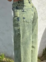 Pantalón jean de tiro alto con lavado ácido en tonos verde y azul.