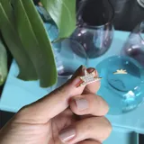 Aros con forma de estrella, bañados en oro de 18k y cristales micropavé. Cierre con pasante.