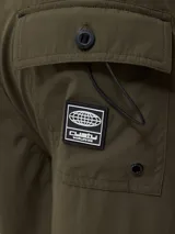 Short de baño negro con logo de la marca Rusty estampado en blanco en la pierna derecha.