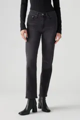 Pantalón de jean de tiro alto, corte recto y color gris oscuro.