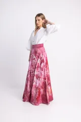 Falda larga de algodón con estampado abstracto en tonos negro, blanco y ocre.