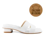 Sandalia de cuero negro con diseño minimalista y tacón bajo, ideal para el uso diario.