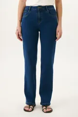 Pantalón de jean negro de corte recto con costuras en color ocre.