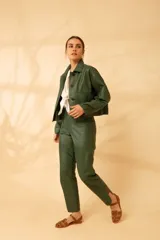 Pantalón de cuero color dulce de leche, de corte recto y tiro alto.
