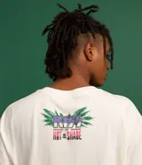 Remera color hueso de corte boxy con estampado del logo de la banda Kiss y un diseño de un faraón con gafas de sol.
