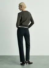 Pantalón de jean negro de corte recto, tiro medio y largo hasta el tobillo.