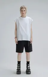 Sudadera blanca de corte extra oversize con hombros caídos y cuello redondo.