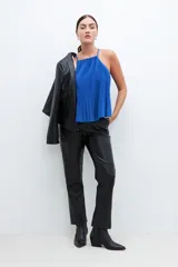 Top plisado sin mangas en color azul, con diseño holgado y acabado brillante.