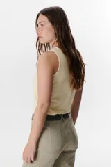 Musculosa marrón con cuello redondo y sisas anchas.