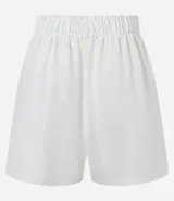Short blanco de corte runner evasé, con cintura elástica fruncida y un botón decorativo. Presenta bolsillos laterales y un calce suelto.