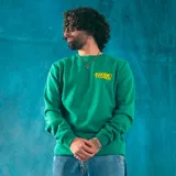 Buzo verde oscuro con cuello redondo, puños y cintura acanalados. Estampado amarillo en el pecho con la frase "Barrio y Familia".