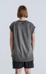 Remera gris con cuello redondo y sisas amplias, con recortes en delantero y mangas y efecto gastado.