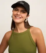 Blusa sin mangas color marrón, confeccionada en tejido rib con textura. Presenta cuello halter que resalta los hombros.