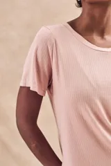 Remera rosa con calce ajustado, confeccionada con 96% viscosa y 4% elastano, de textura suave y ligera.